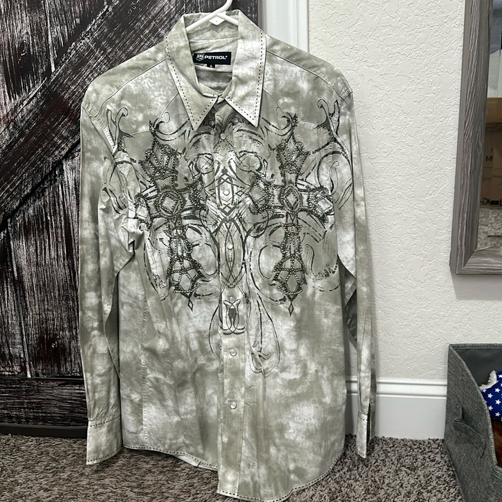 Men’s Western Style long sleeved button down shirt.
